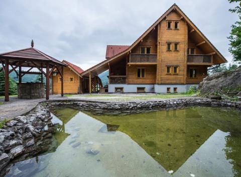 Pokojné prostredie, krásna príroda, energiou nabitý výhľad. Dovolenka na Orave s polpenziou a dieťaťom do 12r. zdarma v penzióne Racibor.