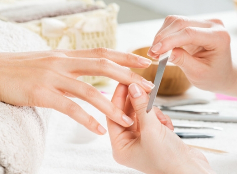 Balíček procedúr pre vaše nechty. Dovoľte profesionálom, aby sa s nimi vyhrali a ohúrte všetkých veselými farbami či telovými odtieňmi. 