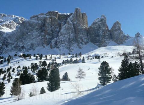 Doprajte si poriadnu lyžovačku v jedinečnom alpskom prostredí Dolomitov. Pobyt v hoteli Sass Maor*** s polpenziou a dopravou k lanovkám.
