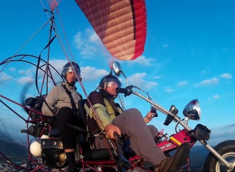 Zážitkový let – motorový tandemový paragliding. Intenzívny zážitok priamo v ovzduší – vyhliadkový let na Air choppery.