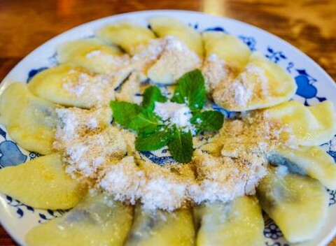 Sladké domáce pirohy so slivkovým lekvárom a tvarohom so sebou take away.