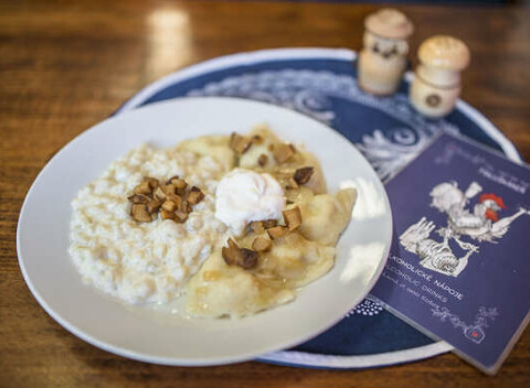 Bryndzové halušky a bryndzové pirohy so slaninkou - MIX tanier so sebou take away.
