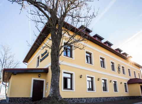 Ticho, čerstvý vzduch, nádherný výhľad na Štiavnické vrchy, relax vo wellness a polpenzia vás čaká pri pobyte v penzióne Altmayer***. 