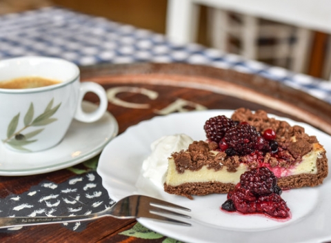 Doprajte si sladké pohladenie v podobe čokoládového cheesecakeu, ktorý chutí najlepšie s kávou v dizajnovej reštaurácii s príchuťou Grécka. 