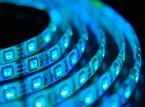 Útulný interiér vďaka LED svetelným pásom na diaľkové ovládanie. Príjemné biele alebo farebné podsvietenie stien a nábytku.