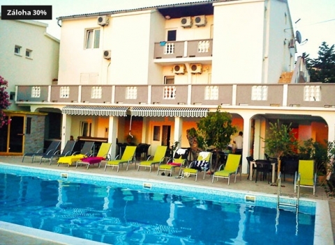 Dovolenka plná slnka na ostrove Pag v Chorvátsku. Pobyt s polpenziou v rodinnom Pansion Laguna pri pláži v malom mestečku Metajna.