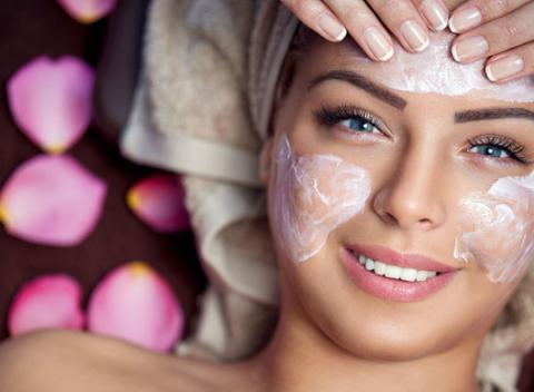 Doprajte si poriadny koktejl vitamínov pre vašu pleť s vysoko regeneračnými a hydratačnými účinkami a pripravte ju tak na prichádzajúcu jar.