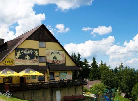 Ak ešte stále túžite po lyžovačke, prijmite pozvanie do centra lyžiarskeho areálu Kasárne. Ubytujete sa v útulnom horskom hoteli Fran. 