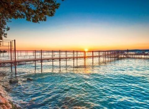 Romantická atmosféra Maďarského mora - Balatonu. Dovolenka plná zážitkov s ubytovaním v CE Napfény Hotel*** a dopravou na pláž zdarma.