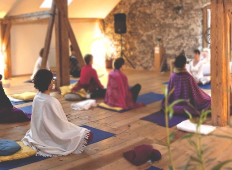Relaxačný jogový pobyt s polpenziou v tradičnej drevenici. Zabudnite na chvíľu na vonkajší svet a vnímajte, čo sa deje práve tu a teraz.