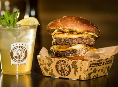 Double burger XXL a domáca bazová limonáda. Kým ho zjete, zamastíte si všetkých desať prstov a bude spokojne odfukovať blahom.