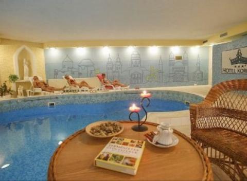 Hotel Korona**** s 200 ročnou vínnou pivnicou ponúka nezabudnuteľnú kúpeľnú dovolenku priamo v Egeri s neobmedzeným wellness a polpenziou.