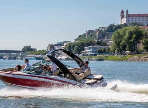 Čarovný pohľad na Bratislavu z paluby motorového člna pre 6 osôb, podľa vami zvolenej trase.