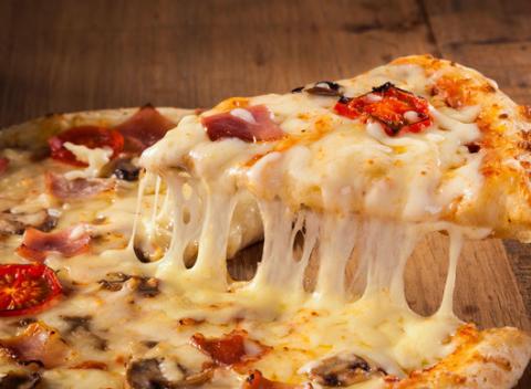 Príďte si pochutnať na akejkoľvek talianskej pizzi či na špecialite podniku - kuracom šaláte v chlebe z pizze v Starom Meste.