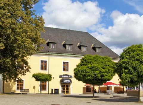 Ubytujte sa na dovolenke štýlovo - a to na zámku! Rodinný pobyt s polpenziou v Hoteli Zámek vo Veľkej Bystřici pri Olomouci.