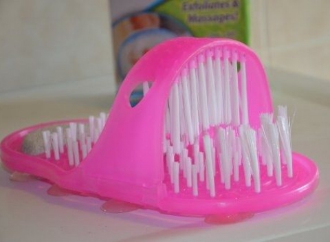 Doprajte si každodenné pohodlné ošetrenie nôh. Fantastická umývacia a masážna papuča s viac ako 1000 štetinami. 