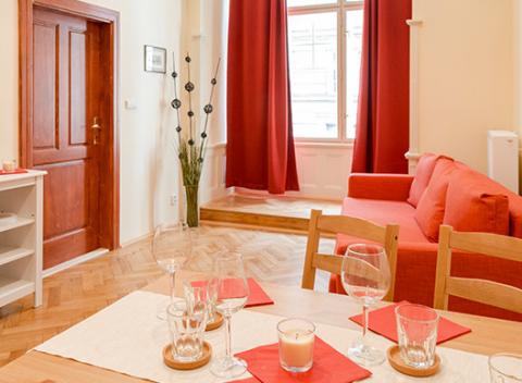 Romantický víkend pre dvoch v stovežatej Prahe s netradičným ubytovaním v moderných apartmánoch EPIFANIE na skok od Pražského orloja.