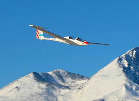 Spoznajte Vysoké Tatry z vtáčej perspektívy - let vetroňom na vlnách teplého vzduchu a k tomu káva s pilotom pred letom.