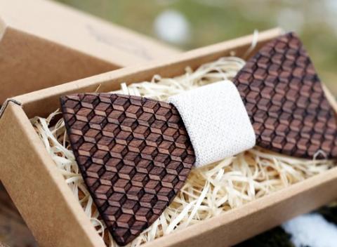 Švihácke drevené motýliky, ktoré dodajú správny šmrnc každému džentlmenovi. Prírodný, ručne opracovaný módny doplnok na každú príležitosť. 