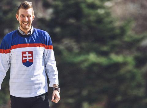 Najkrajší hokejový dres s vlastným menom a číslom, ktorý ako správny hokejový fanúšik tieto majstrovstvá musíte mať! 