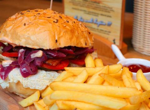 Hovädzí alebo kurací hamburger s výberom až 6 druhov domáceho čatní + hranolky a obloha v reštaurácii  Kozlovna Divoká. 