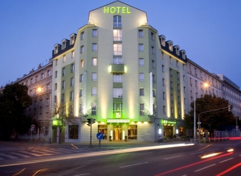 Spoznajte krásy a pamiatky stovežatej Prahy. Ubytovanie v ekologickom Plaza Alta Hotel**** pri centre Prahy s raňajkami.