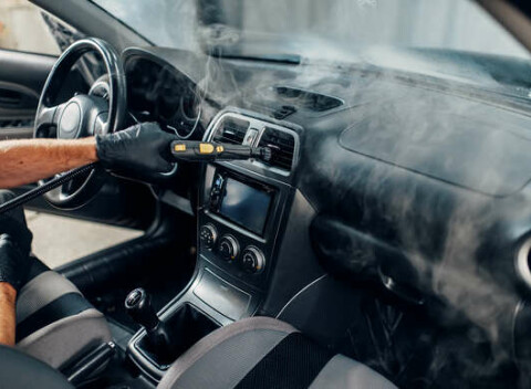 Vysokotlakové čistenie interiéru a vysávanie + umývanie karosérie auta.