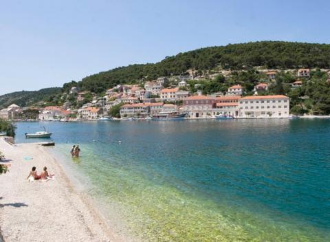 Bohatá história, krásne pláže a malebný kraj. To je dalmátsky ostrov Brač. Pobyt v Apartmánoch Pučišća v chorvátskom meste Pučišća.