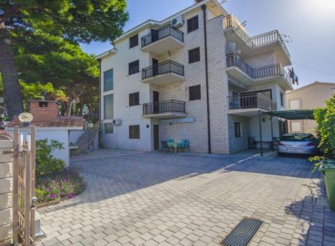 Dovolenkovanie na chorvátskej riviére Makarska si zamilujete! Ubytovanie ideálne pre 3 osoby vám poskytnú Apartmány Marinko.