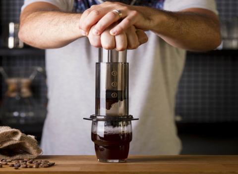 Ak milujete kávu a súčasné umenie, určite si obľúbite kaviareň DOT, kde na vás čakajú dve kávy s alternatívnym spôsobom prípravy. 