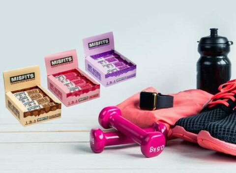 Chrumkavé proteínové tyčinky Misfits so zníženým obsahom cukru, bez lepku a s jedinečnou chuťou.