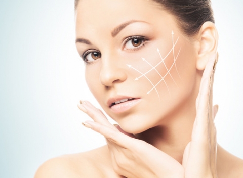 Očné liftingové ošetrenie alebo hydra power hyaluron. Zamávajte vráskam s účinným ošetrením. Kto je tá kočka v zrkadle? Vy!