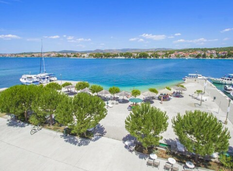 Dalmácia len 20 m od pláže v Hoteli Spongiola **** s polpenziou, bazénom a plážou + 2 deti zdarma.