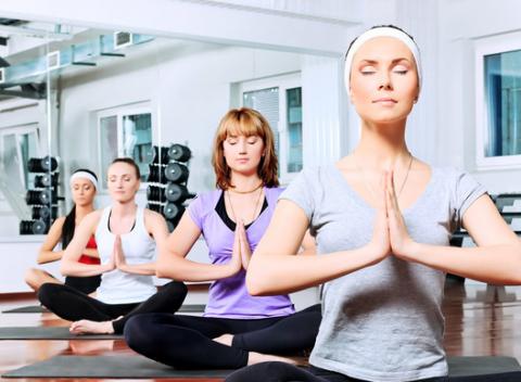 Joga určená pre aktívnych ľudí, na formovanie postavy či odstránenie bolesti chrbta v ZS Fedinova - Klinika Zdravia.