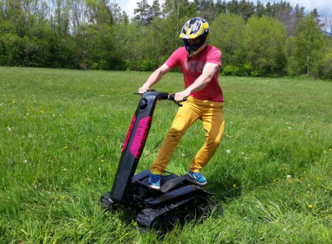 Zaujímavý zážitok a náležitú mieru adrenalínu vám prinesie jazda na DTV Shredder. Je kombináciou tanku, skateboardu a terénneho motocykla. 
