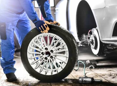 Kompletné prezutie vozidla, prehodenie kolies alebo uskladnenie pneumatík.