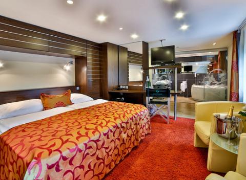 Naloďte sa na zrenovovanú loď Rohan Boat Prague na brehu Vltavy a nechajte sa uniesť na vlne romantiky. Pobyt pre 2 s wellness či večerou. 