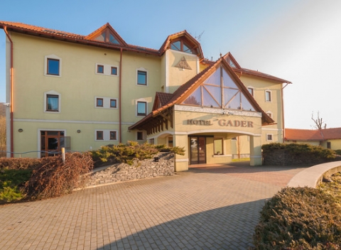 Jarná rodinná dovolenka v malebnom prostredí Veľkej Fatry s ubytovaním v hoteli Gader*, s chutnou polpenziou a vstupom do fínskej sauny. 