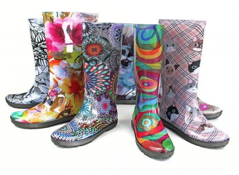Dizajnové dámske gumáky v rôznych farbách, ktoré vám rozjasnia upršaný deň a posmelia vás vyraziť do akéhokoľvek počasia.