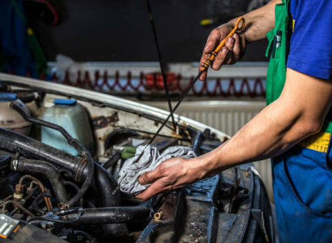 Výmena oleja, olejového filtra + vzduchového filtra s materiálom a servisná prehliadka.