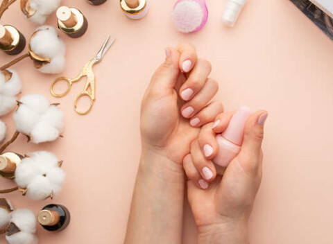 Gélové nechty či pedikúra. Vyberte si z klasickej pedikúry, gélových nechtov, francúzskej manikúry.