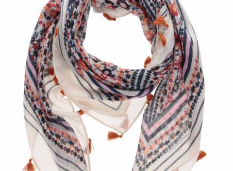 Modro-krémová kvetovaná šatka Pieces Misja. Vonku jemne pofukuje jarný vetrík?To je správna chvíľa na šatku, ktorá ozdobí váš outfit. 