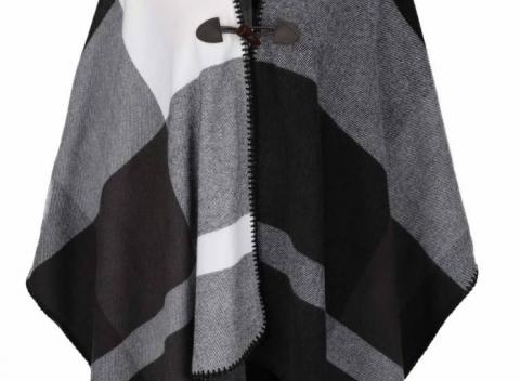 Čierno-sivé pončo TALLY WEiJL. V tomto peknom kúsku nemusíte blúdiť medzi kaktusmi, ale rovno v džungli veľkomesta.