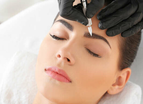 Permanentný make-up liniek, pier alebo obočia (3D microblading).