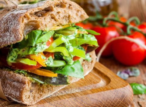 Všetci bezlepkáči sem! Celozrnná bageta alebo celozrnné hrianky s bio domácimi nátierkami a zeleninou v Alimonia Bistro. 