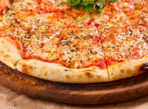 Čerstvo upečená pizza podľa výberu. Ťahavý syr, vôňa cesnaku, ktorá vás pošteklí v nose a chrumkavé cesto plné lahodných ingrediencií. 