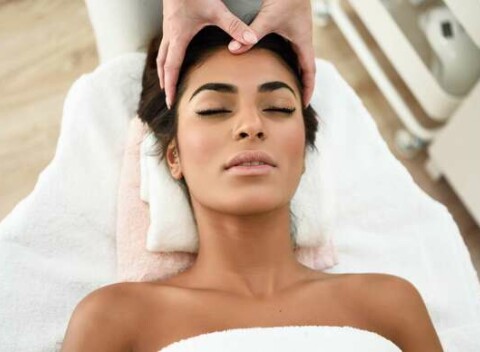 Reflexná terapia chodidiel, antistresová masáž hlavy alebo uvoľnenie karpálneho tunela.