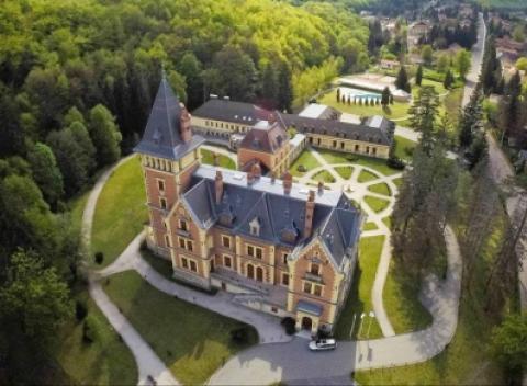 Maximálny relax vo wellness, ubytovanie v luxusných izbách zámockého hotela, polpenzia, to je dovolenka v hoteli Kastélyhotel Sasvár.