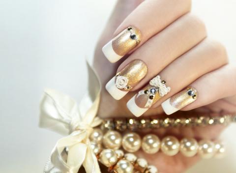 Po celodennom kurze pre robenie gélových nechtov to zvládnete doma aj sama. A ako bonus sa ich naučíte aj krásne dozdobiť!