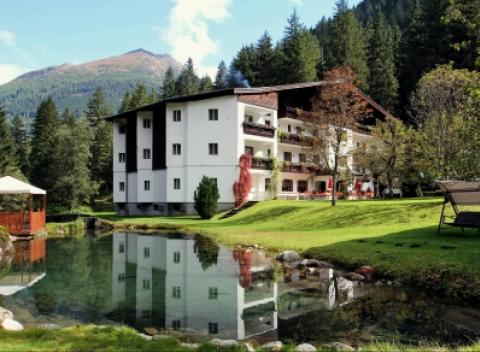 Užite si skvelú rodinnú dovolenku s voľným využívaním sauny a polpenziou v hoteli Evianquelle*** v údolí Gastein v rakúskych Alpách.